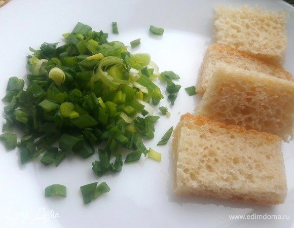 Из хлеба для тостов формой вырезать основу для будущего канапе, лук мелко нарезать.