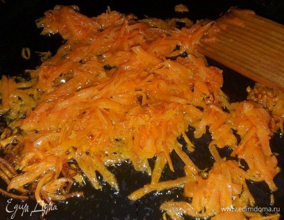 Далее обжарить морковь на подсолнечном масле 3–5 минут.