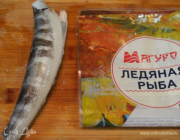 Рыбу разморозить и выпотрошить, отрезать голову, хвост, плавники. Я всегда пользуюсь рыбной продукцией ТМ «Магуро», она обладает высокими вкусовыми качествами, благодаря правильной технологии заморозки и хранения!