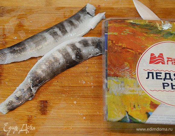 Срезать филе, посолить и запечь в разогретой до 180°С духовке около 25 минут.