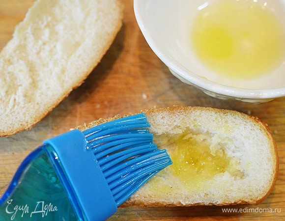 Смешать лимонный сок с оливковым маслом. Промазать булочку внутри.