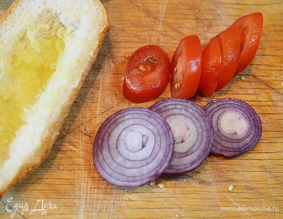 Помидор и лук нарезать кольцами.