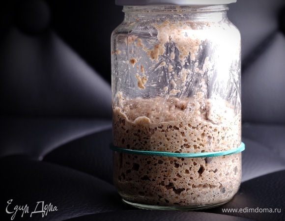 Процесс приготовления хлеба начинается за 2-е суток до выпечки.
Для начала нужно освежить закваску, а в моем случае — еще и перекормить в один прием из ржаной в пшеничную. Для этого я использую свою ржаную закваску, находящуюся на пике. Резинкой отмечено начальное положение стартера, то есть, пик — это когда закваска увеличилась примерно в 2 раза, она очень рыхлая, и в ней накопилось максимальное количество дрожжей и м/к бактерий.