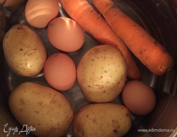 В большую кастрюльку кладем картофель, морковь и яйца. Отвариваем до готовности. Яйца варим минут 7-8 после закипания. Картофель и морковку до готовности. Это займет минут 25-30.