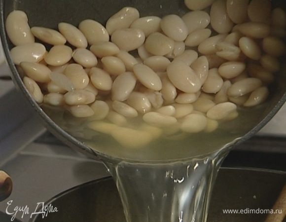 Фасоль залить водой согласно инструкции на упаковке, добавить помидор целиком, стебель сельдерея, очищенные лук и чеснок и отварить до готовности без добавления соли, затем овощи удалить.