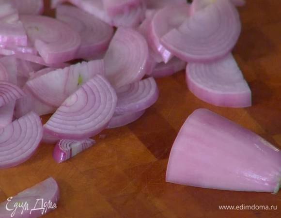 Шалот почистить и нарезать тонкими полукружьями.