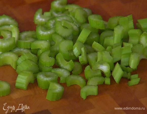 Оставшиеся стебли сельдерея тонко порезать.
