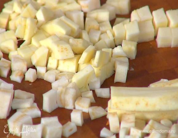 Корни петрушки и пастернака почистить, мелко порезать, добавить в кастрюлю и все перемешать, затем влить горячий бульон, так чтобы овощи были покрыты.