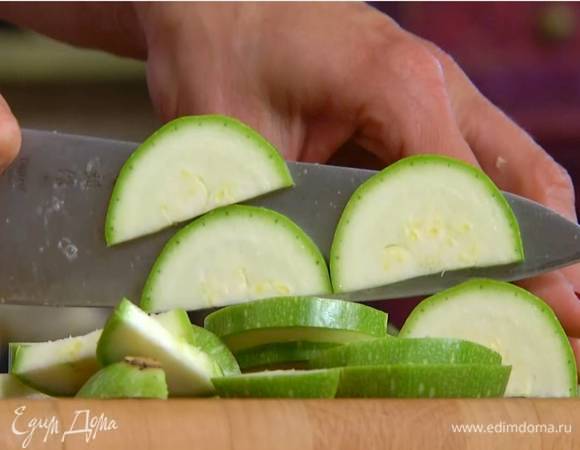 Кабачок нарезать полукружьями.