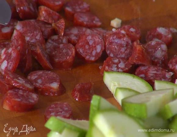 Охотничьи колбаски нарезать тонкими кружками.