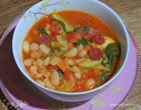 Базилик мелко порубить, добавить в суп, все перемешать и снять с огня.