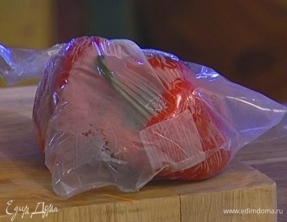 Сладкий перец запечь в духовке, затем очистить от кожицы и семян.