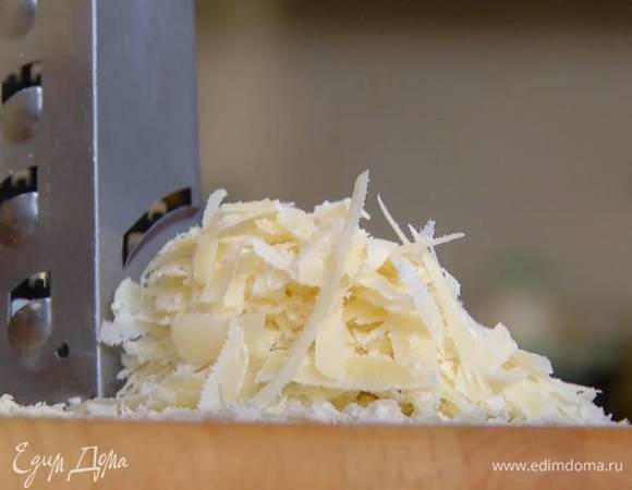 Пармезан натереть на крупной терке.