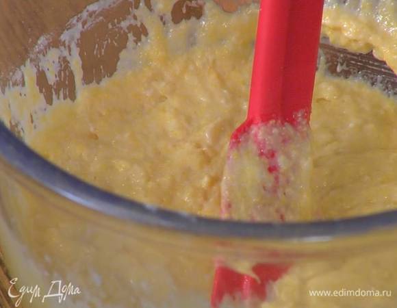 Муку перемешать с полентой, содой, разрыхлителем и солью, добавить яйца, большую часть натертого сыра, влить кефир, мед, растопленное масло и вымешать тесто лопаткой.