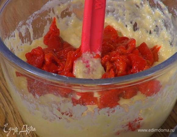 Запеченный сладкий перец, не измельчая, добавить в тесто, все еще раз перемешать.