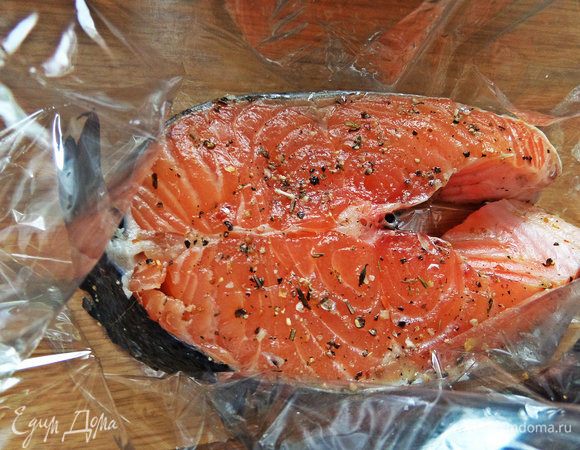 Перед готовкой достать, вложить в пакет для запекания.