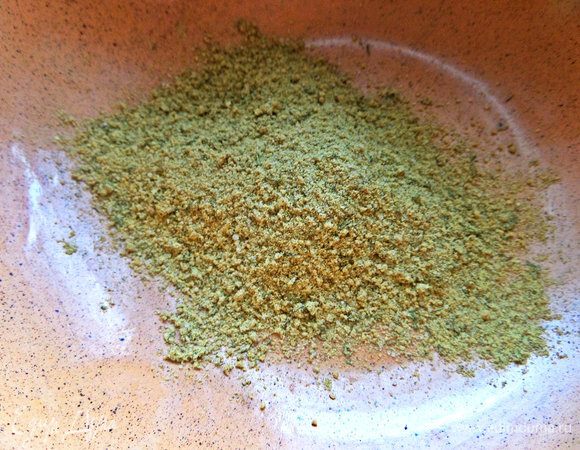 Насыпать в миску готовую приправу для рыбы.