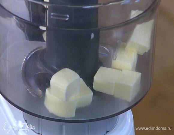 Предварительно охлажденное сливочное масло нарезать кубиками.
