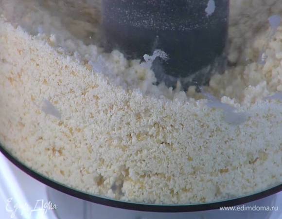 Муку, сливочное масло, сахар и соль соединить в чаше комбайна и взбить в крошку, затем влить 2 ст. ложки ледяной воды и еще немного взбить.