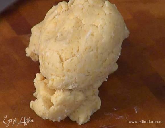 Добавить желток и перемешивать комбайном, пока тесто не собьется в комок.