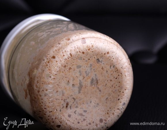 Взять 10 г ржаной закваски, смешать с 10 г воды и 10 г пшеничной цельнозерновой муки. Оставить при комнатной температуре на 10–12 часов. Закваска должна увеличиться в объеме в 2–3 раза и стать очень рыхлой.