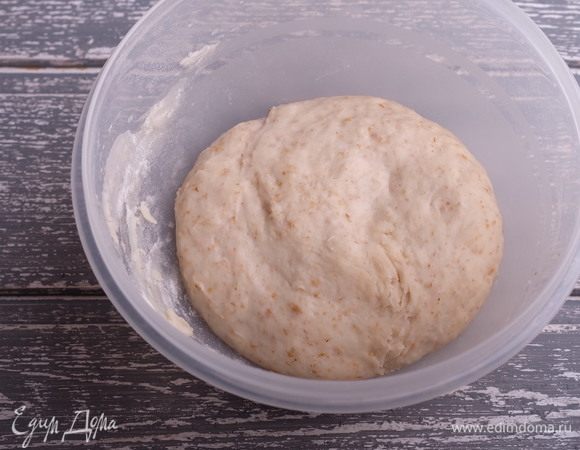 Приготовить опару. Для этого смешать 20 г получившегося пшеничного стартера, воду и муку, накрыть пленкой или крышкой и оставить на 10–12 часов для подъема. Опара получается плотной консистенции, через указанное время она увеличится в объеме примерно в 2 раза и заметно «расслабится».