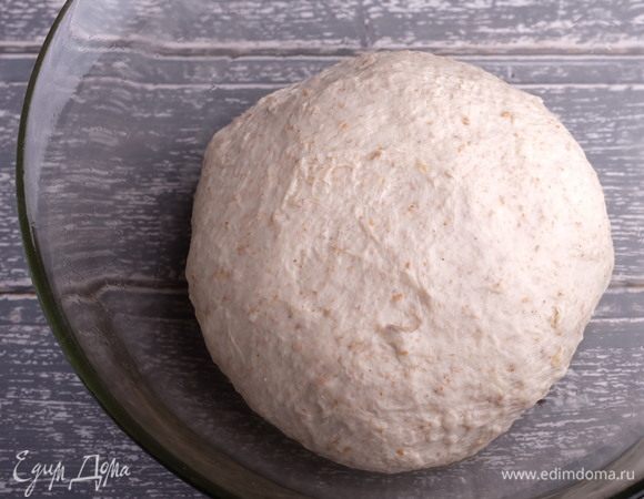 Готовое тесто сложить, округлить и положить в смазанную оливковым маслом миску. Накрыть пленкой и оставить для брожения на 3 часа. Желательно, через 1,5 часа сделать одно сложение теста. К окончанию брожения тесто должно увеличиться в объеме, через стеклянные стенки миски будут видны пузырьки воздуха.