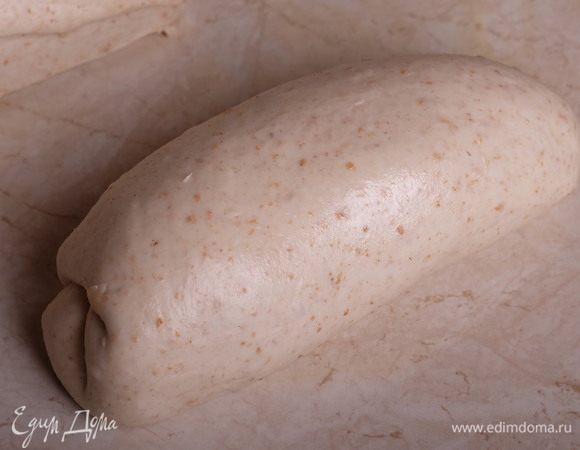 Выложить тесто на рабочую поверхность, слегка обмять, удаляя крупные пузыри воздуха, сформовать хлеб, не забывая про натяжение теста. Можно сделать 1 большую буханку, я сформовала 2 небольших батончика.