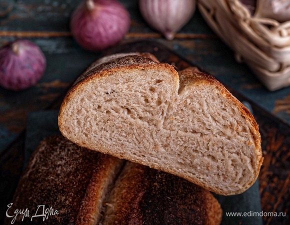 Готовый хлеб должен иметь хрустящую корочку и однородный мелкопористый мякиш. Остудить на решетке.