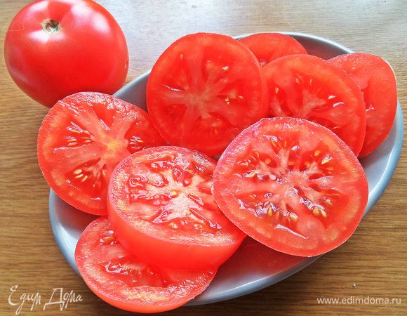 Для гарнира помидоры крупные делим на шайбочки.