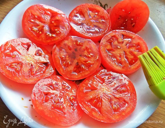 Смазать их кисточкой с соевым соусом.