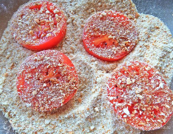 Запанировать в сухарях.