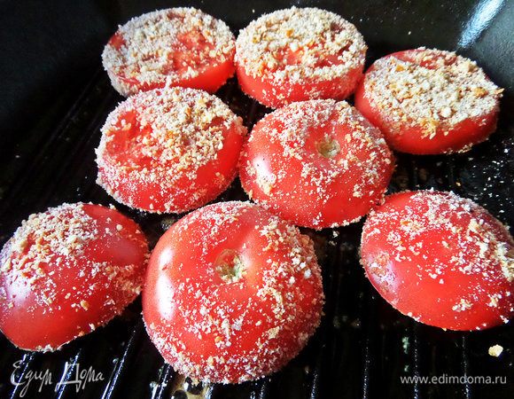 Сковороду-гриль обильно смазать оливковым маслом и положить помидорные кружочки.