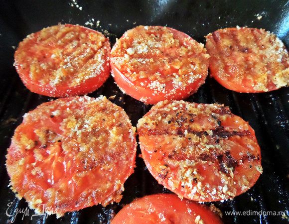 Обжарить с двух сторон. Лучше не двигать при жарке.