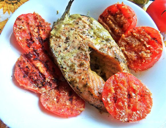 Перенести гарнир к рыбке. Поперчить.