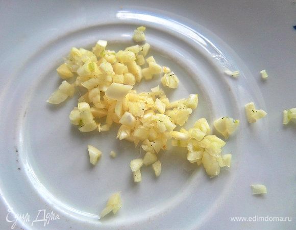 Чеснок измельчить.