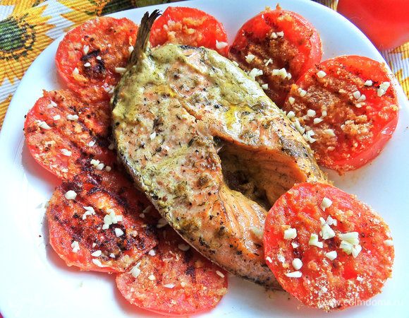 Посыпать сверху на помидорки.