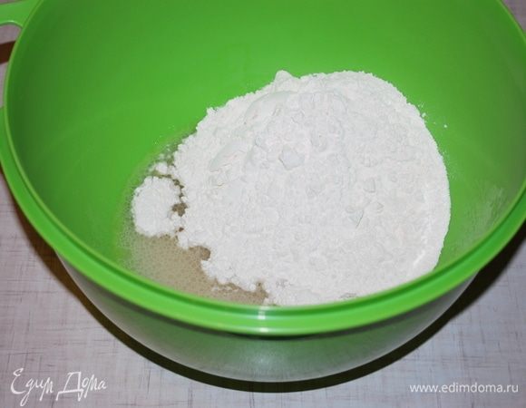 В теплую воду кладем сахар, дрожжи, растительное масло, соль, перемешиваем, даем дрожжам разойтись и добавляем всю муку.