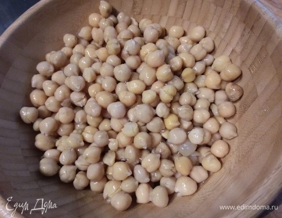 Нут я использовала консервированный. Для данного рецепта понадобится четвертушка соленого лимона и 1 ст. л. его сиропообразного сока. Нут выложить в сито, дать стечь жидкости. Если вы сами сварите нут, то, забегая вперед, его нужно смешивать с остальными ингредиентами еще теплым. 