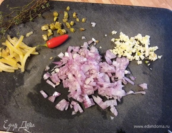 Луковицу, чеснок и перец пеперони или чили очистить (перец очистить ееё и от перепонок и семян) и мелко нарезать. Из соленого лимона выжать сок, удалить мякоть и мелко нарезать цедру. Я все-таки снимаю белую мякоть и оставляю только тонкую полоску самой цедры. 