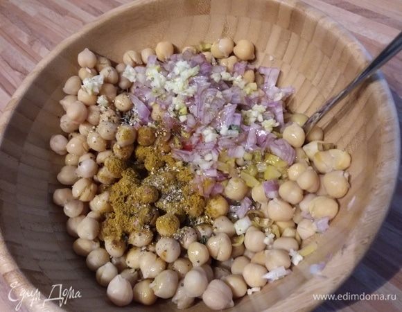 Нут нагреть и смешать с подготовленными продуктами. Заправить соком свежего лимона, оливковым маслом, зирой, перцем и солью. Все по вкусу. Оставить на полчаса мариноваться. 