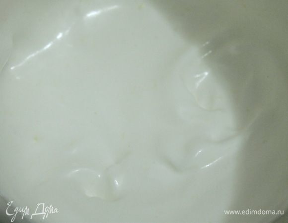 Взбить яичные белки с половиной сахара до загустения.