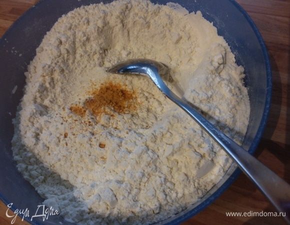 Отдельно смешать муку, порошок ванильного пудинга, если масло у вас не соленое, то щепотку соли и апельсиновую цедру.
Если у вас не оказалось под рукой ванильного пудинга, то я вам открою секрет: 1 пакет ванильного пудинга состоит из приблизительно 35 грамм крахмала и 1 пакетика ванильного сахара. Все проще, чем кажется на первый взгляд! :)