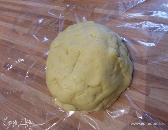 Обернуть его пленкой и отправить в холодильник минимум на 2 часа. Можно приготовить тесто с вечера, а к завтраку за полчаса вы сможете подать свежие круассаны к утреннему кофе. 