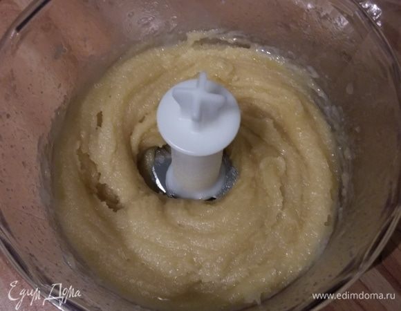 Для начинки взбить в блендере все указанные ингредиенты (желток понадобится для смазки круассанов) до однородной консистенции, отставить в сторону. 