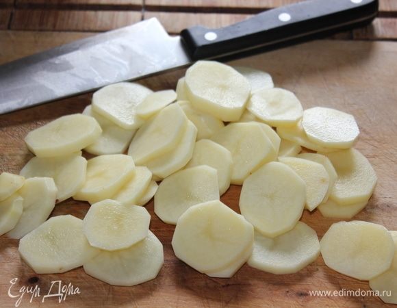 У меня осталось мало пасты («Пенне алла пепероната»), поэтому я решила добавить картофель. Взять 3 небольших картофеля, очистить, нарезать кругляшами, толщиной примерно 3–4 мм. Отварить в подсоленной воде с лавровым листом, примерно 7–9 минут после закипания. 