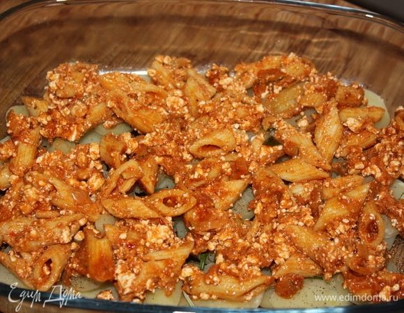 На слой картофеля выложить «Пенне алла пепероната», смешанные с рикоттой (можно использовать обычный творог невысокой жирности). Распределить по всей поверхности. 