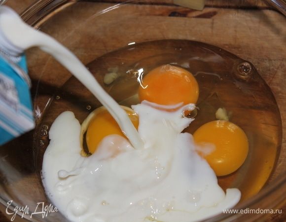 В стеклянную чашу вбить 3 яйца, влить 170 мл молока.