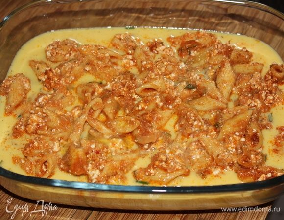 Полейте яично-молочной смесью пасту. 