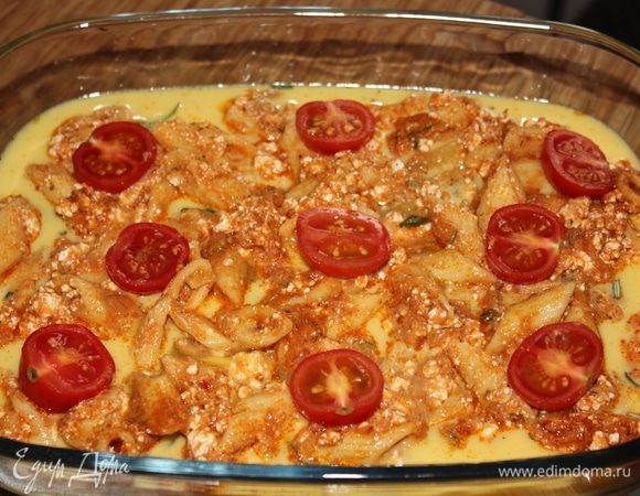 Разрежьте помидоры черри пополам, выложите сверху на пасту.